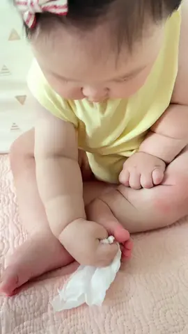 Chân zơ dị á, mà bà má chưa chịu rửa cho nữa 😤 #viabexinhyeu #embedethuong♥️ #nhavia2vach 