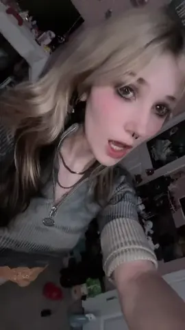 (reminder that no one cares if you don’t like the character, it’s just a cosplay, scroll please!) In honor of season 2 here’s my cate cosplay with the screen accurate outfit ‼️ took me absolutely forever to get my hands on it #xyzbca #catedunlap #genv #theboys #catedunlapcosplay @maddie phillips 