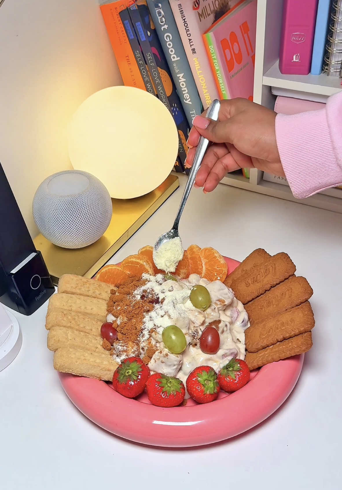 hey chichies 💓, the best fruit & biscuit yoghurt bowl i’ve ever made 🍇🍌🍊🍓. bring a plate 🍽️  #ghanatiktok🇬🇭 #quitachie #chichies #nigeriatiktok🇳🇬 