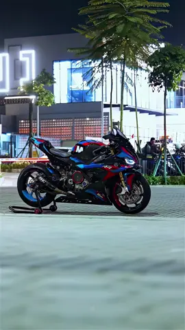 Shining through midnight • • #MakeLifeARide #s1000rr #bmws1000rr #bmwm1000rr
