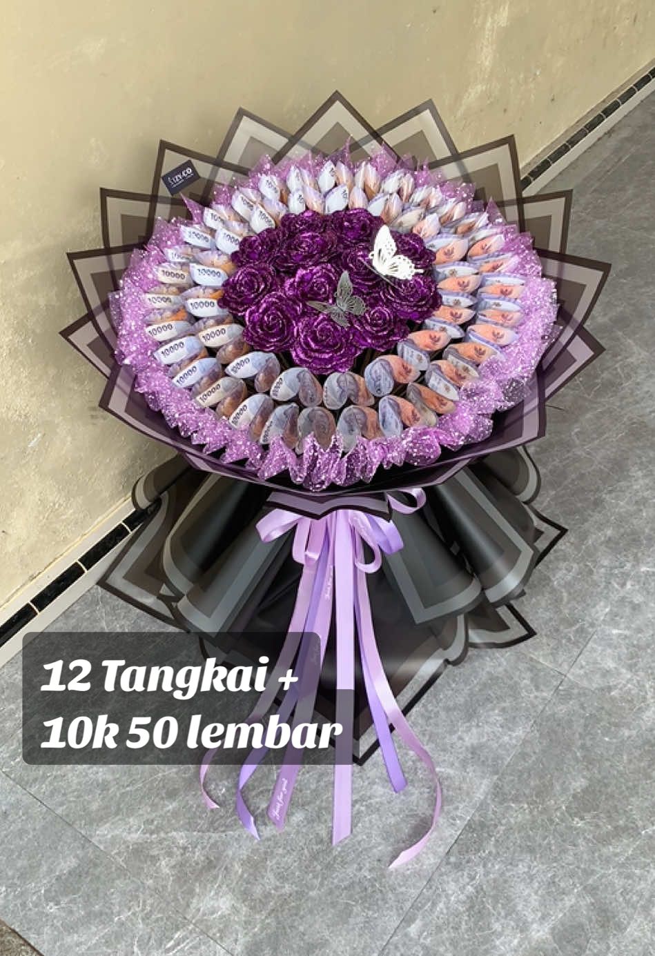 12 tangkai + 10k 50 lembar ✅ KIRIM SELURUH INDO~ ✅ ORDER BY DM/ WA (081547488996) . #buketuangasli #buketuang #buketpitasatin #buketsatin #buketwisuda