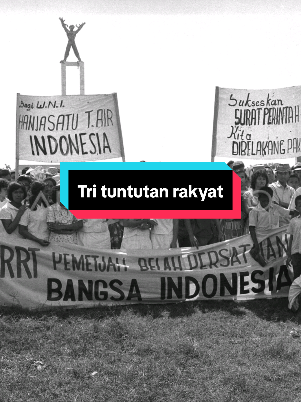 Mengenal Tri Tuntutan Rakyat Pada 10 Januari 1966: Tri Tuntutan Rakyat (disingkat Tritura) adalah tiga (3) tuntutan kepada pemerintah yang diserukan para mahasiswa yang tergabung dalam Kesatuan Aksi Mahasiswa Indonesia (KAMI) yang disuarakan melalui demonstrasi sejak 10 Januari 1966. Selanjutnya diikuti oleh kesatuan-kesatuan aksi yang lainnya seperti Kesatuan Aksi Pelajar Indonesia (KAPI), Kesatuan Aksi Pemuda Pelajar Indonesia (KAPPI), Kesatuan Aksi Buruh Indonesia (KABI), Kesatuan Aksi Sarjana Indonesia (KASI), Kesatuan Aksi Wanita Indonesia (KAWI), dan Kesatuan Aksi Guru Indonesia (KAGI), serta didukung penuh oleh Tentara Nasional Indonesia (TNI). Pada periode 1963-1964 terjadi gelombang tuntutan dari elemen mahasiswa terhadap pemerintahan Orde Lama yang cenderung pro-PKI. Ketika gelombang demonstrasi menuntut pembubaran Partai Komunis Indonesia (PKI) semakin keras, pemerintah tidak segera mengambil tindakan. Keadaan negara Indonesia sudah sangat parah, baik dari segi ekonomi maupun politik. Harga barang naik sangat tinggi terutama bahan bakar minyak (BBM). Pada tanggal 12 Januari 1966, KAMI dan KAPPI memelopori kesatuan aksi yang tergabung dalam Front Pancasila mendatangi DPR-GR menuntut Tritura. Isi Tritura adalah: 1. Pembubaran PKI beserta ormas-ormasnya.  2. Perombakan kabinet Dwikora.  3. Turunkan harga pangan.  Tuntutan I dan II sebelumnya sudah pernah diserukan oleh KAP-Gestapu (Kesatuan Aksi Pengganyangan Gerakan 30 September). Sedangkan tuntutan III baru diserukan saat itu. Tuntutan III sangat menyentuh kepentingan orang banyak. Demonstrasi Tritura juga berlangsung di sejumlah daerah, termasuk di Sumatera Barat, pada 1966. Organisasi KAPPI pada awalnya dibentuk di Bukittinggi dan mendapat dukungan dari tokoh pemuda dan masyarakat di Sumatera Barat. #HistoryTime #indonesia🇮🇩 #1966 #4you #fypシ 