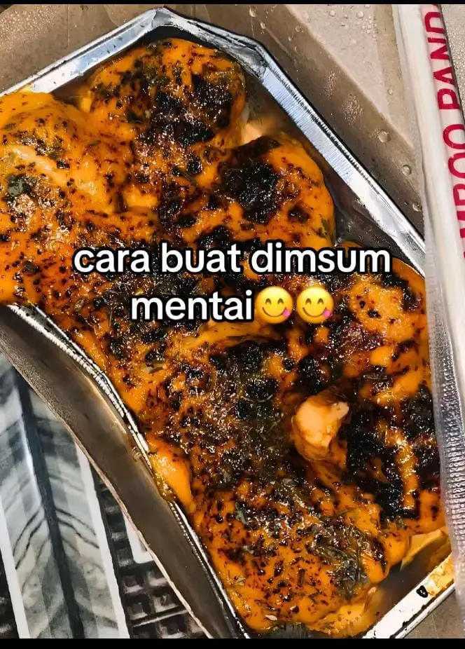 dimsum mentai Bahan Dimsum Simple 1. 250 g daging ayam giling (boleh blender dada ayam sendiri) 2. 2 sdm tepung tapioka / tepung kanji 3. 2 siung bawang putih, haluskan 4. 1 batang daun bawang, iris halus 5. 1 butir telur 6. Garam, gula, dan lada secukupnya 7. Kulit pangsit Bahan Saus Mentai Simple 1. 3 sdm mayones 2. 1-2 sdm saus sambal (sesuai selera pedas) 3. 1½ sdm saus tomat (boleh skip kalau tidak ada) Cara Membuat 1. Campur adonan: daging ayam giling + bawang putih + daun bawang + tepung tapioka + telur + bumbu. Aduk rata. 2. Bungkus: ambil kulit pangsit, isi dengan adonan, bentuk dimsum (biarkan bagian atas terbuka). 3. Kukus: panaskan kukusan, oles alas dengan minyak, kukus dimsum ±15 menit sampai matang. 4. Saus mentai: campur mayones + saus sambal + saus tomat. Aduk rata. 5. Topping: oleskan saus di atas dimsum matang. Kalau mau lebih enak, bisa disemprotkan saus, lalu torch sebentar / panggang di oven api atas sebentar. #fyppppppppppppppppppppppp#trend  @hengkiitrioo❤️
