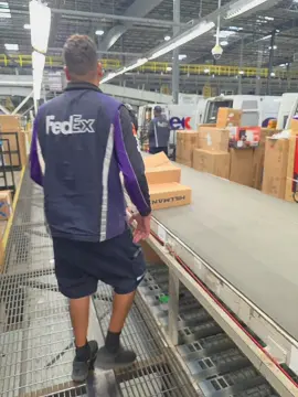 vi un driver de qmazon diciendo que ellos tiran mas que fedex🤣🤣🤣#fedexdelivery #fedexground #fedex #fedexdriver #amazon 