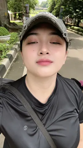 yg blkg asik sendiri 😇