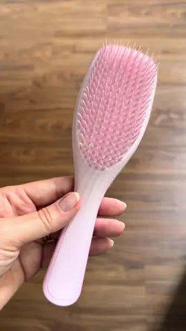Quer saber como meu cabelo desembaraçou sem quebrar? Sim, com apenas uma escova! @tangleteezerbr  #escova #escovadecabelo #tangleteezer #penteado 