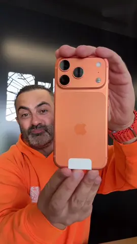 Antyrefleksyjna powłoka - klucz do pięknego wyświetlacza iPhone'a 17 Pro Mówimy o tym, jak ważna jest antyrefleksyjna powłoka na wyświetlaczu iPhone'a 17 Pro. Bez niej ekran staje się lustrzany i traci swoje piękne kolory. Dlatego konieczne jest, aby zamontować szybę antyrefleksyjną, którą aktualnie oferuje tylko Zbita Szybka. #iPhone17Pro #AntyrefleksyjnaPowłoka #WyświetlaczIPhone #SzybkaAntyrefleksyjna 