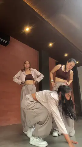 ngapain repot ver cantik bu @fikrimarwannn, nari dengan kepercayaan masing masing part 2 @IG: aldinanoy @Rhein | IG : @mrllaa_ #dancechallenge #ngapainrepot #dctrend #timur 