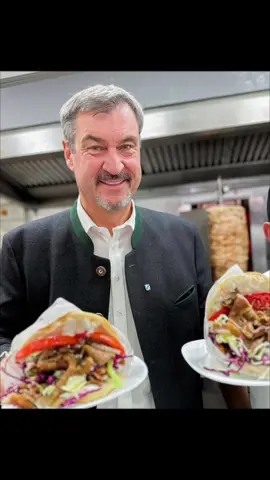 Bin großer #Döner-Fan, #söderisst das einfach immer gerne 😀🥙 Viel Besuch heute beim Stadtspaziergang und anschließendem Döneressen in Dachau mit Landrat Stefan Löwl und Oberbürgermeister-Kandidat Christian Hartmann. Wir wollen, dass der Döner auch in Zukunft bezahlbar bleibt! Ab dem 1. Januar 2026 senken wir bundesweit die Gastro-Mehrwertsteuer auf 7 Prozent. #söder #markussöder 