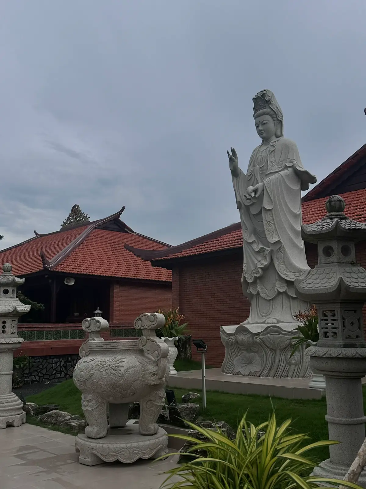 “nếu một ngày, cảm xúc của bạn không thể diễn tả bằng lời, hãy đến trước Phật. Thắp một ngọn đèn, đèn Phật sáng như thế, nhất định có thể chỉ cho bạn một hướng đi.