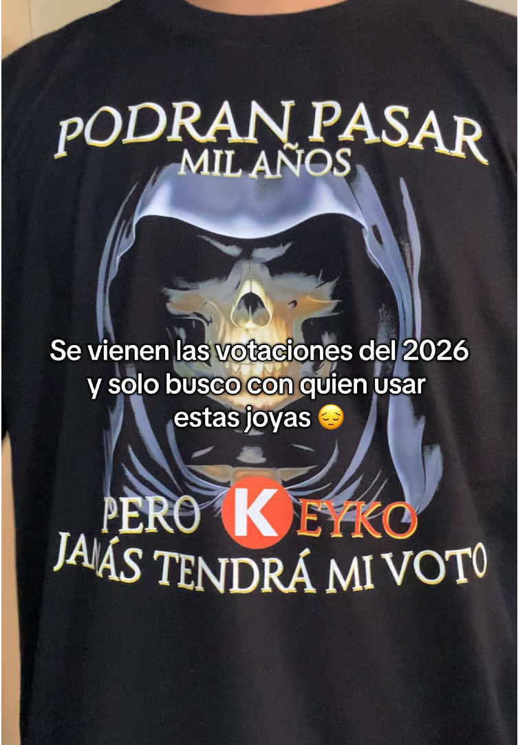 También se hacen personalizados con quien deseen y como deseen. Link de compra en mi perfil🌐 ⚠️ALTO EN FACHA⚠️ ✅ Envíos a todo el Perú. 🇵🇪 ✅ Tallas de la S a la XL. 😎 ✅Eliges el lugar de estampado (Atrás o Adelante) www.calacasperu.com 🌐 #alangarcia #keikofujimori #congresocorrupto #camisetaspendejas #calacasperu 