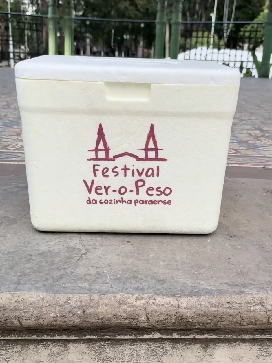 Vemtimbora pro VOP! Neste final de semana, nosso encontro é com a cultura e a gastronomia paraense. Serão 14 chefs conduzindo fornos e fogões com pratos autorais, transformando o que temos de melhor: os produtos da nossa terra. E ainda tem dois tachos enormes de farofa para completar a festa. Seja de carro, de ônibus ou de patinete, a gente te espera para o último final de semana do VOP, dias 20 e 21 de setembro, na Praça Batista Campos, das 12h às 20h. #FestivalVerOPeso2025 #GrandeFestival #CulináriaParaense #GastronomiaAmazônica #VerOPesoDaCozinhaParaense