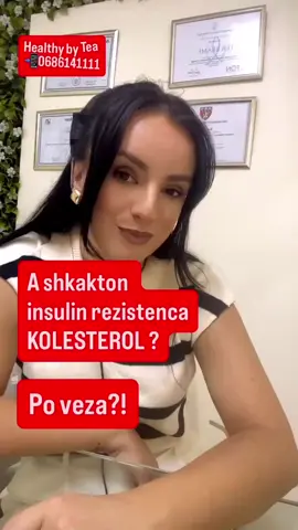 Shumë njerëz fajësojnë 🥚 vezët për kolesterolin e lartë… por shkenca tregon ndryshe. 👉 80% e kolesterolit prodhohet në mëlçi, kryesisht nën ndikimin e insulinës së lartë dhe rezistencës ndaj saj. Kur qelizat nuk reagojnë ndaj insulinës ,mëlçia rrit prodhimin e kolesterolit dhe shfaqet dislipidemia. ✅ Vezët, përkundrazi, janë burim i proteinës së pastër, kolinës dhe vitaminës D, që ndihmojnë mëlçinë dhe stabilizojnë sheqerin në gjak. Sekreti është si i kombinon: vezë + fibra + yndyrna të shëndetshme = metabolizëm i balancuar. 💡 Kujto: Kontrolli i insulinës është çelësi për kolesterolin, jo eliminimi i vezës. 🥗 Recetë anti–rezistencë ndaj insulinës & për kolesterol të balancuar “Omeletë Metabolike” 	•	2 vezë të plota + 1 e bardhë (proteina e lartë, kolinë, vitaminë D) 	•	1 dorë spinaq ose rukola (fibra + magnez → ndjeshmëri ndaj insulinës) 	•	1 lugë fara liri të bluara (omega-3 + fibra që lidhen me kolesterolin) 	•	½ avokado në feta (yndyrna të shëndetshme që rrisin HDL) 	•	Erëza: shafran i Indisë + piper i zi (anti-inflamator, ndihmon enzimën që balancon lipidet) 👉 Përgatitje: Rrih vezët, shto spinaqin e freskët dhe farat e lirit, piqi shpejt në tigan me pak vaj ulliri ekstra të virgjër. Shtroje me feta avokado dhe spërkate me shafran + piper. … 📚 Referenca kryesore shkencore: 	•	Fernandez ML. Food Funct, 2010. 	•	Blesso CN. Am J Lifestyle Med, 2018. 	•	Reaven GM. Am J Med, 2005. 	•	Goldstein JL, Brown MS. Cell, 2015. #healthybytea #kolesterol #fyp #albtok 