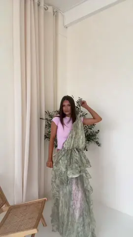 ✨ Make an entrance that turns heads ✨ This Halter Neck Snake Print High Low Dress is the definition of elegance with a bold twist 🐍✨ 🌊 Flowing chiffon, tiered ruffles, and a waterfall cut – perfect for: 💍 Wedding guest looks 🍸 Cocktail parties 🌙 Evening occasions ☀️ Summer events 📩 DM us to shop your size before it’s gone! ⚡ Fast shipping available #specialoccasiondress #weddingguestlook #cocktailstyle #snaketrend #eveningfashion