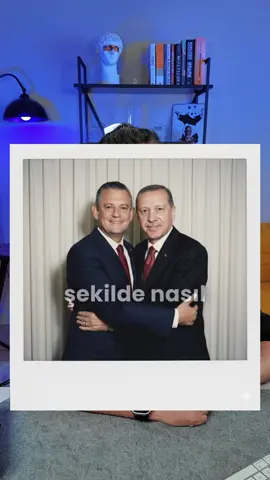 Google'ın yapay zeka aracı Gemini ile gerçekçi görsel oluştur Prompt: Birinci ve ikinci fotoğrafı kullanarak bir instant fotoğrafı oluştur. Fotoğraf sıradan bir fotoğraf gibi görünmeli. Belirgin bir konusu veya özelliği olmamalı. Fotoğraf hafif bulanık olmalı ve tek bir ışık kaynağına sahip olmalı. Karanlık bir odadaki flaşın yayılması gibi ışık tüm fotoğrafa dağılmalı. Yüzleri değiştirme; yüklediğim yüzler birebir aynı kalmalı. İki kişinin arkasındaki arka planı beyaz perdelerle değiştir. İki kişi birbirine sarılsın
