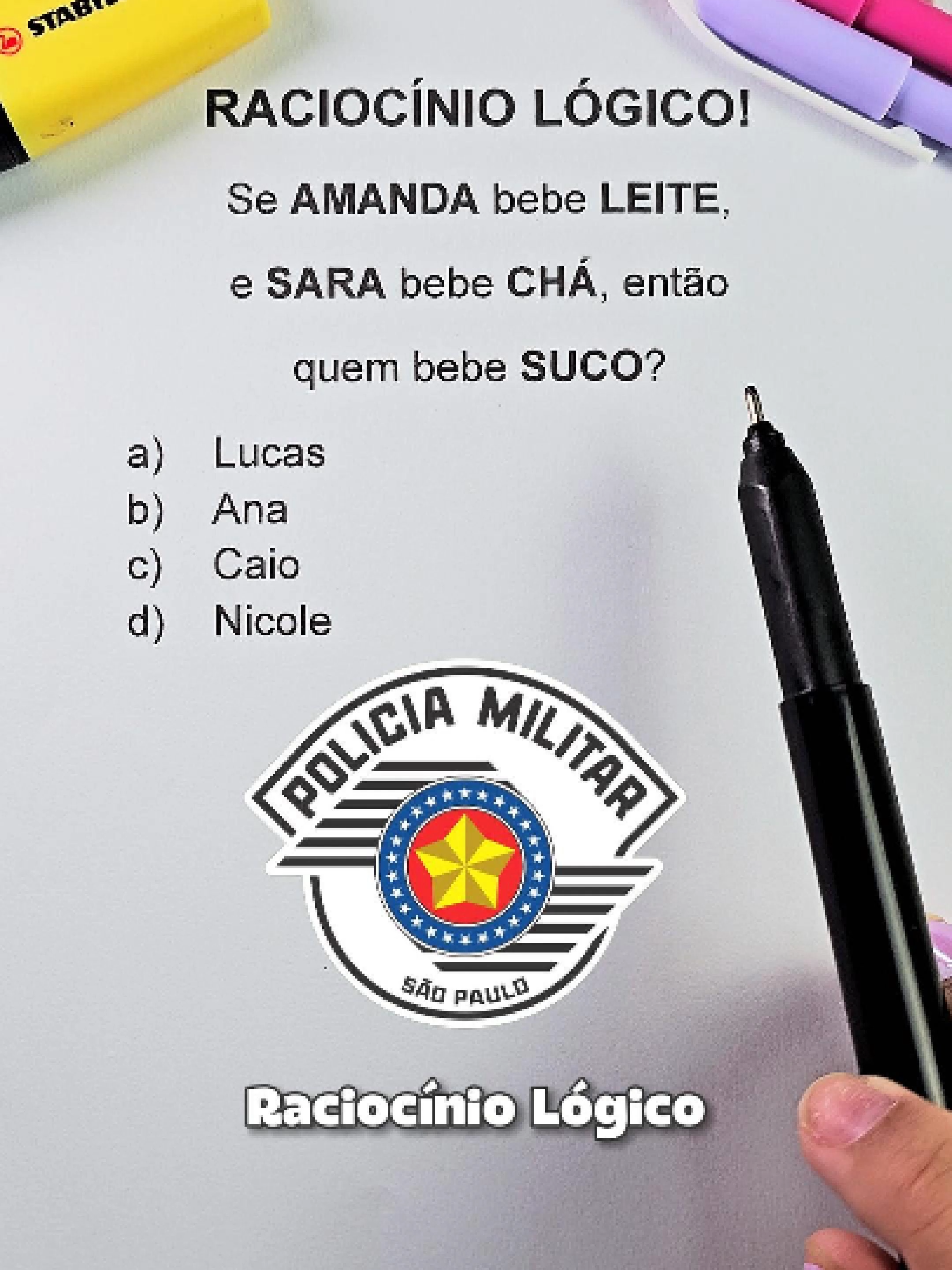 🧠 RACIOCÍNIO LÓGICO DE CONCURSO! Se a Amanda bebe LEITE e a Sara bebe CHÁ… então me diz: quem é que bebe SUCO? 🤔 Será que é o Lucas, a Ana, o Caio ou a Nicole? Essa é daquelas questões que parecem brincadeira, mas caem direto em provas das maiores bancas do Brasil. E sabe o que é pior? A maioria erra porque não presta atenção no detalhe da lógica! 🚨 É nesse tipo de questão simples que muita gente boa perde ponto e deixa a vaga escapar. Quer passar em concurso? Tem que dominar esse tipo de raciocínio na VELOCIDADE da prova. Então responde aí nos comentários: qual alternativa você acha que é a certa? ✅ #EmAula #matematica #concurso #raciociniologico #saopaulo #policiamilitar #vunesp