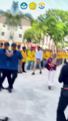 Part 1 :  Wamen Diktisaintek Prof. Stella Christie Apresiasi Riset PNL: Sains dan Teknologi Kunci Pembuka Lapangan Kerja Lhokseumawe – Wakil Menteri Pendidikan Tinggi, Sains, dan Teknologi (Diktisaintek) Prof. Stella Christie, Ph.D., melakukan kunjungan kerja ke Politeknik Negeri Lhokseumawe (PNL), Jumat (19/9/2025). Dalam agenda yang dikemas melalui pemaparan hasil penelitian, Wamen menyampaikan sejumlah poin strategis terkait masa depan pendidikan vokasi, riset, dan hilirisasi inovasi perguruan tinggi di Indonesia. Dalam sesi diskusi dan tanya jawab, Prof. Stella menekankan bahwa peluang lulusan Politeknik dalam mendapatkan pekerjaan lebih besar dibandingkan lulusan akademik. Menurutnya, dunia industri lebih membutuhkan tenaga ahli yang fokus dan menguasai bidang tertentu. “Industri mencari pakar yang benar-benar mendalami satu bidang. Karena itu, penting bagi mahasiswa dan dosen untuk menekuni kompetensi secara mendalam,” ujarnya. Ia juga menyampaikan bahwa SMA Garuda berada langsung di bawah pengawasan Kementerian Pendidikan Tinggi, Sains dan Teknologi, serta mendorong PNL membentuk tim khusus yang dapat menjembatani peneliti dengan dunia industri. Selain itu, Kementerian berkomitmen untuk terus mengalokasikan dana hilirisasi guna mempercepat penerapan hasil riset di perguruan tinggi. Prof. Stella menambahkan, sains dan teknologi menjadi kunci dalam membuka lapangan pekerjaan baru, termasuk melalui pemanfaatan kecerdasan buatan (AI) yang lahir dari ekosistem kampus. “AI dan teknologi baru tidak hanya menciptakan efisiensi, tetapi juga membuka peluang kerja yang lebih luas. Perguruan tinggi vokasi memiliki posisi penting dalam ekosistem ini,” tegasnya. Direktur PNL, Dr (C). Ir. Rizal Syahyadi, ST., M.Eng.Sc., IPM., ASEAN.Eng., APEC.Eng., menyampaikan apresiasi atas kunjungan Wamen sekaligus dukungan penuh pemerintah terhadap riset dan pendidikan vokasi. Ia menegaskan bahwa PNL terus berkomitmen meningkatkan kualitas lulusan serta memperkuat kontribusi riset untuk pembangunan daerah, nasional, hingga level global. Dalam kesempatan tersebut, tiga dosen PNL mempresentasikan hasil penelitian mereka, yakni Dr. Amir Fauzi, ST., M.Sc., Ph.D., Dr. Nelly Safitri, SST., M.Eng.Sc., dan Bakhtiar, ST., MT. Presentasi dihadiri jajaran Pimpinan Peneliti  PNL, Kepala Dinas Pendidikan Aceh, perwakilan mahasiswa, serta siswa SMA/SMK dari Aceh Utara dan Kota Lhokseumawe. Diskusi yang berlangsung dinamis menunjukkan antusiasme peserta, baik dari unsur pemerintah, dosen, mahasiswa, maupun pelajar. Pertanyaan-pertanyaan yang muncul mencerminkan perhatian terhadap relevansi pendidikan vokasi, tantangan riset, hingga prospek teknologi masa depan. Kegiatan yang diawali dengan display karya inovasi dosen ini digelar di ruang Theatre, lantai V Gedung TDC PNL. Acara ditutup dengan penyerahan cinderamata dari Direktur PNL kepada Wamen Diktisaintek, diakhiri dengan sesi foto bersama sebagai simbol penguatan kolaborasi. Kunjungan ini tidak hanya menjadi ruang apresiasi terhadap capaian riset PNL, tetapi juga momentum penting untuk memperkuat sinergi antara perguruan tinggi vokasi, industri, dan pemerintah. @kemdiktisaintek  #kemdiktisaintek #diktisaintekberdampak #politeknikseindonesia #politekniknegerilhokseumawe 