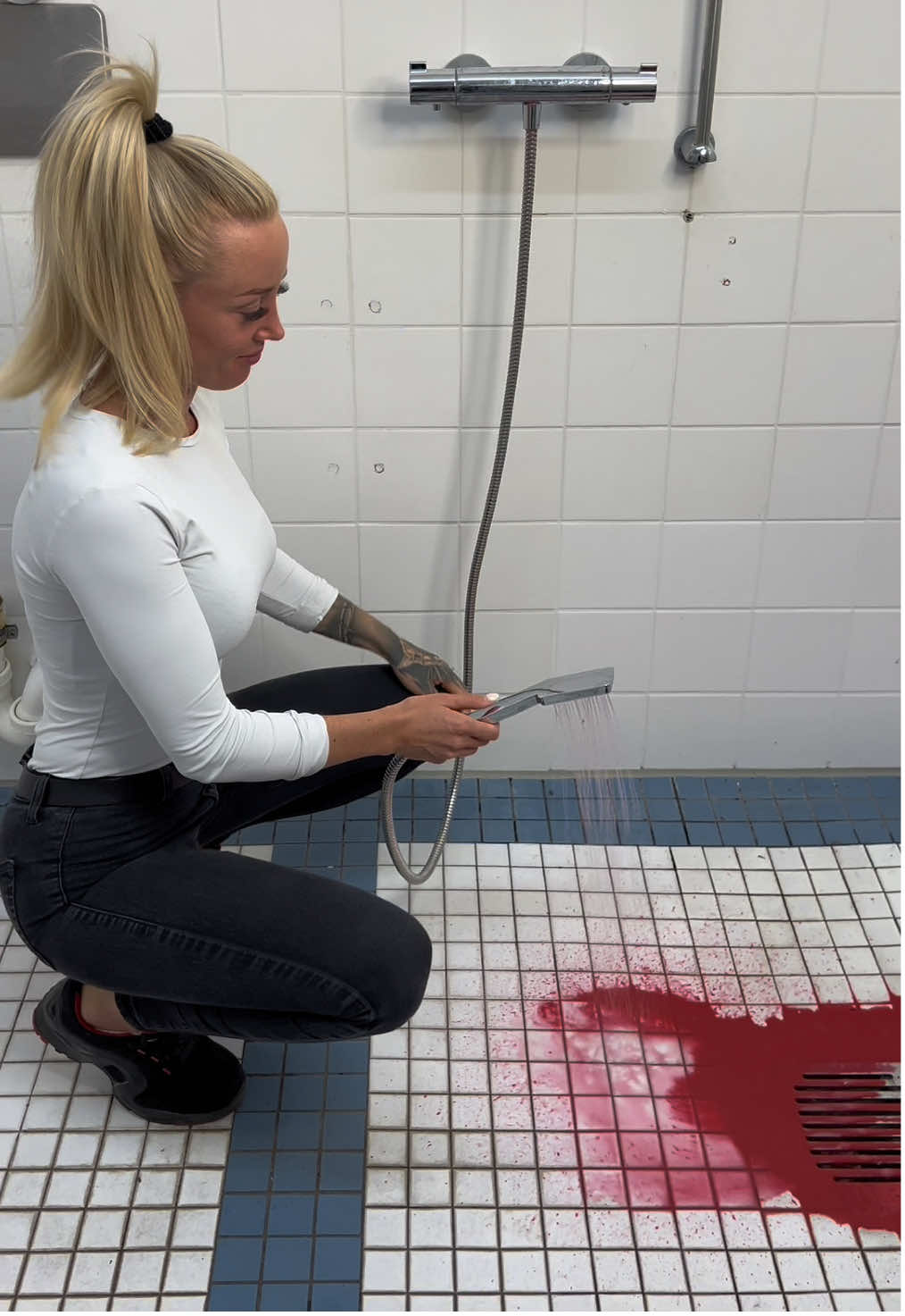 Alarmstufe rot! DAS habe ich noch nie gesehen 😵😱🩸 #shk #frauimhandwerk #sanitär #kundendienst #wasser 