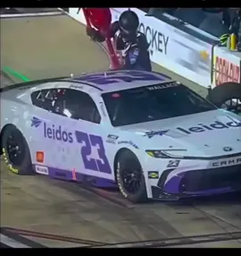 Seorang pit crew (mekanik pit) membantu tim lawan yang roda kendaraan mereka terlepas akan dianggap sebagai fair play (sportif) dan aksi terpuji di dunia balap, bukan melanggar aturan, karena tidak ada aturan balap yang secara khusus melarang seorang pit membantu tim lawan dalam situasi darurat seperti itu. Aksi tersebut menunjukkan semangat sportivitas dan akan mendapat apresiasi dari sesama pembalap dan penggemar balap respect king. #respect #fyp#race  