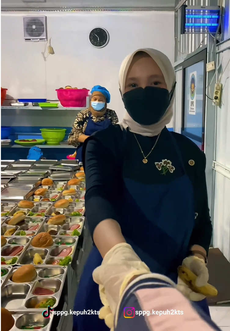 Ini diaaa ahli gizi cantik sppg kepuh 2 Kertosono yang dibalik layar bekerja keras membuat menu cantik kreatif untuk ompreng ,memastikan lezat, dan pastinya bergizi untuk adik-adik agar menjadi generasi emas penerus bangsa 🥰🥰 #SPPGKEPUH2 #makanbergizigratis #sppg #indonesiaemas #prabowo 