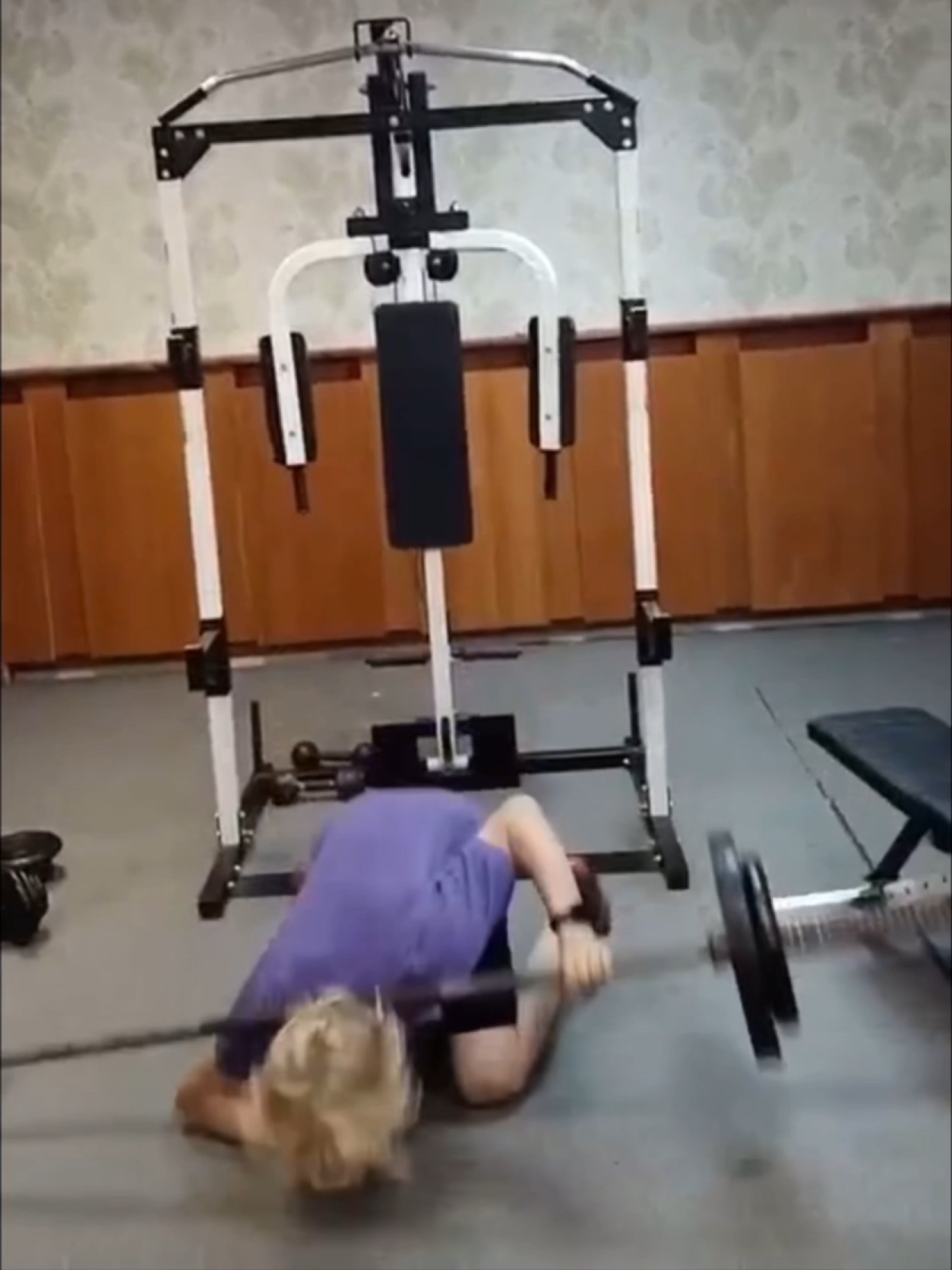 gym epic fail 😂 fallo en el gym #funfun #funnyvideos😂 #entertainment #kick #diversion #divertido #divertimento #tiktokviral #furdich #bestoftheday #risas #humor #epicfail #fyp #fail #gym #gymrat