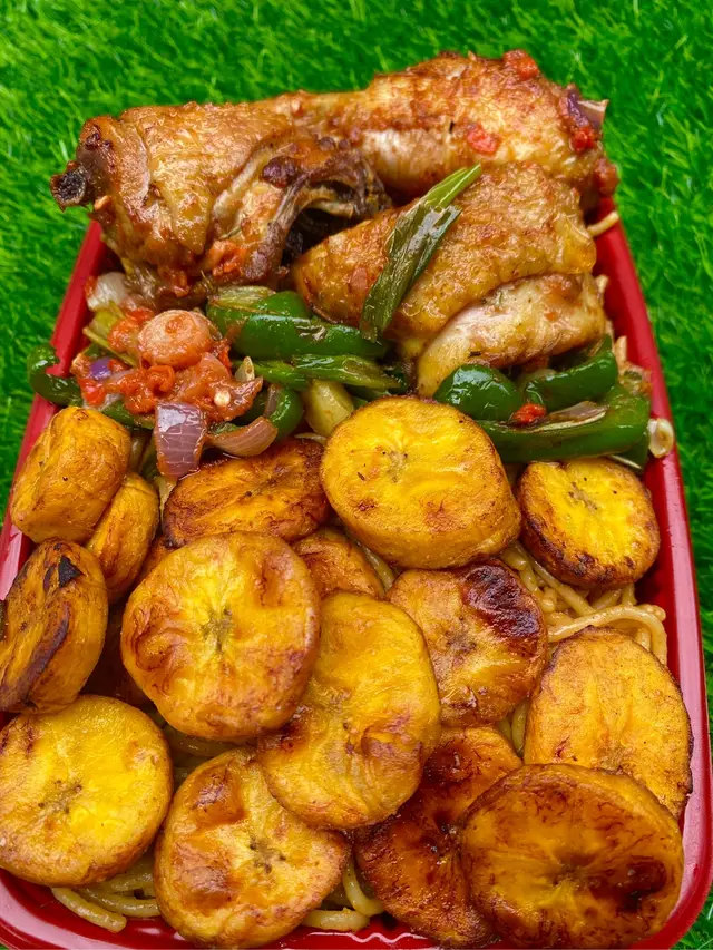 Our best selling 15k Spaghetti paired with chicken and fried plantain….🌹we are your number 1 spot for daily takeout 🥡 meal packs …available with turkey for 25k….