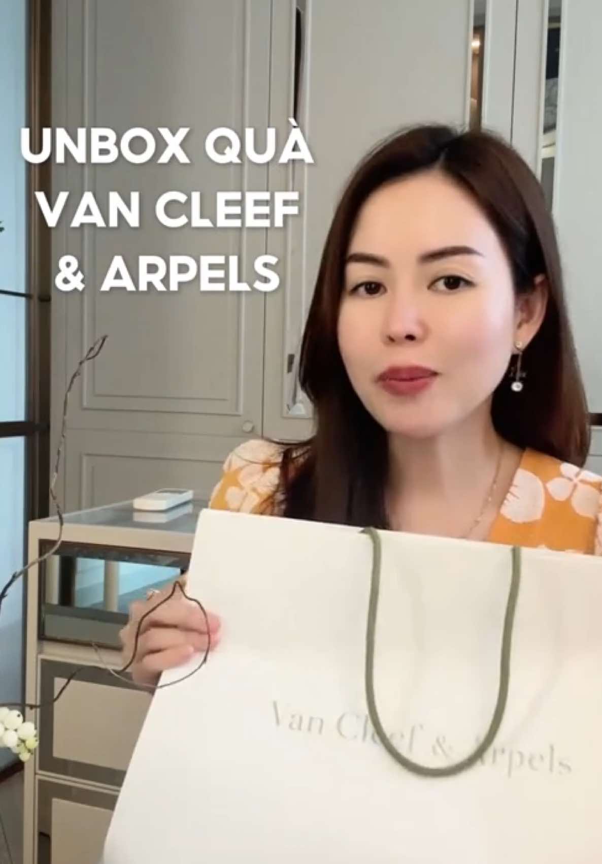 Cùng Tâm unbox quà của Van Cleef and Arpels nha! #tamandblossom #tamminguyen #unbox #vancleefarpels #phunuhiendai   