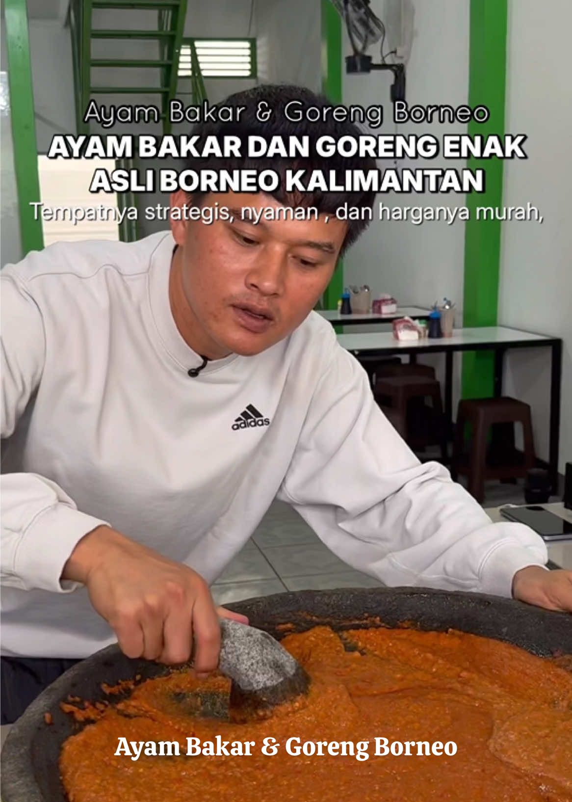Pertamakali nyobain Ayam bakar dan Goreng asli dari Borneo. Sekarang ada di Bandung loh, baru buka 2 minggu tapi pelanggannya sudah banyak karena enak banget . Wajib nih kalian makan disini, nyobain makanan dengan cita rasa yang baru    Ayam Bakar dan Goreng Borneo Jl Moh.Toha, Pasawahan, Bandung