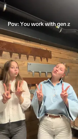 Whoops …😙✌️ Kleine miscommunicatie (2 zakken grind of peace sign?)#officehumor #genz #fyp #werkenbij #viral 