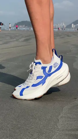 On-feet do Olympikus Corre 4 50 anos 💙 Curtiu? ▫️Categoria: Pau Pra Toda Obra ▫️Drop: 8 mm  ▫️Peso: 217g (40) ▫️Entressola ELEVA PRO 2.0 ▫️Modelo indicado para rodagens, treinos diários e provas Preço de lançamento: R$ 599,99 Disponível no site da Olympikus. @olympikus #corre4