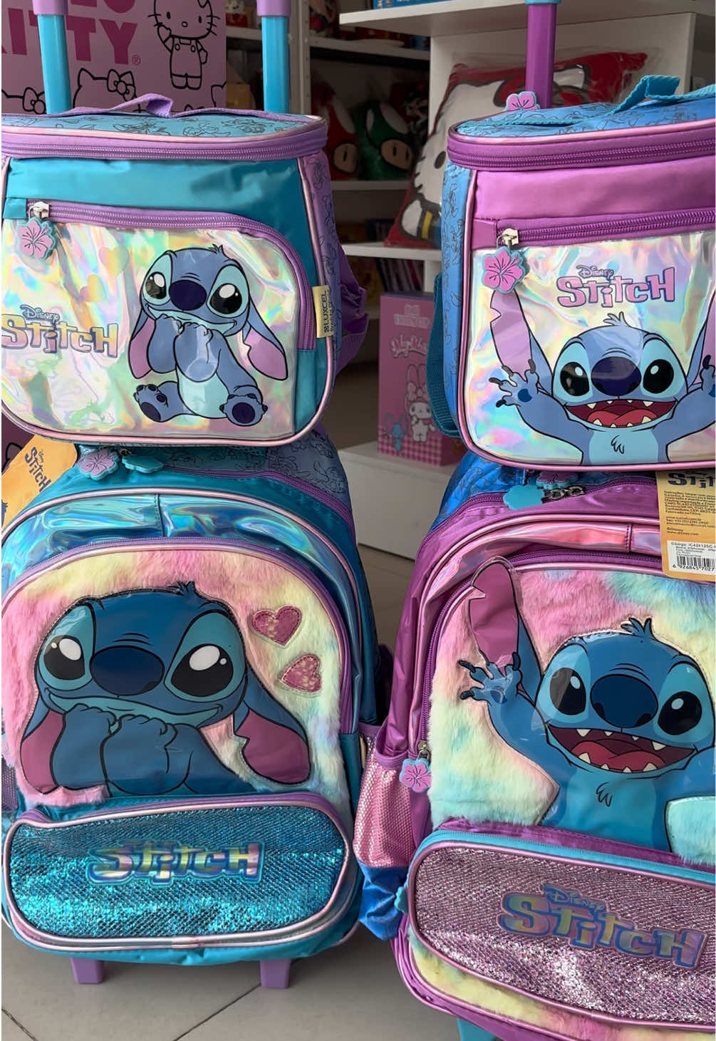 Kit Mochila Rodinha + Lancheira: 659,90 Mochila com Alças: 319,90 Parcelamento:  Loja física: até 10x sem juros Link de pagamento: 4x sem juros Frete Grátis a partir de 350 em compras!  #papelariabelem #papelariafofa #mochilasanrio #mochilastitch 