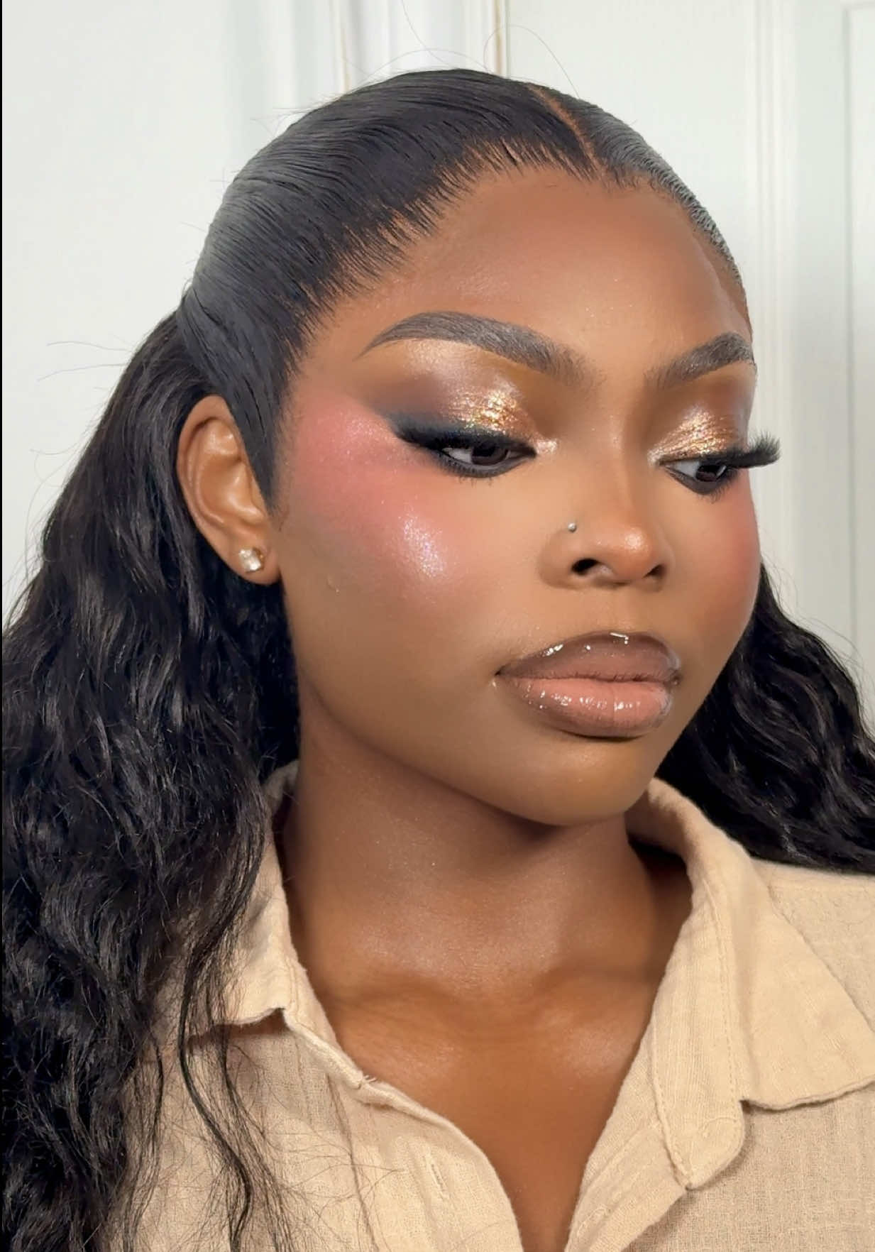 Dipped in Gold 💛✨ #ADOREABEAUTY  Makeup Artist: Angel Dover @adorea.beauty  #Products 💄 @milkmakeup hydro grip primer  @maccosmetics studio fix powder  @juviasplace coffee shop eyeshadow palette  @juviasplace Afrogalactic Glitter Liner Venus @patrickta Major Dimension Eye Illusion Eyeshadow Duo @narsissist natural radiant longwear foundation @toofaced born this way concealer  @kevynaucoin The Sensual Skin Enhancer @hudabeauty Easy Bake Blurring Loose Baking & Setting Powder @juviasplace duo blush  @adoreabeauty Siberian mink lashes “Angel” @sephora Colorful 8HR Longwear Transferproof Lip Liner @doseofcolors liquid lipstick  @summerfridays Dream Lip Oil  @charlottetilbury airbrush flawless setting spray  @adoreabeauty soft blend beauty sponge  @adoreabeauty 15pc makeup brush set   #fy #torontomua #losangelesmakeupartist 