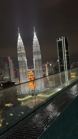 A pool in the sky, a city at my feet, and silence all around — this is all I ever needed. #kualalumpur #klskyline #citylights #infinitypool 
