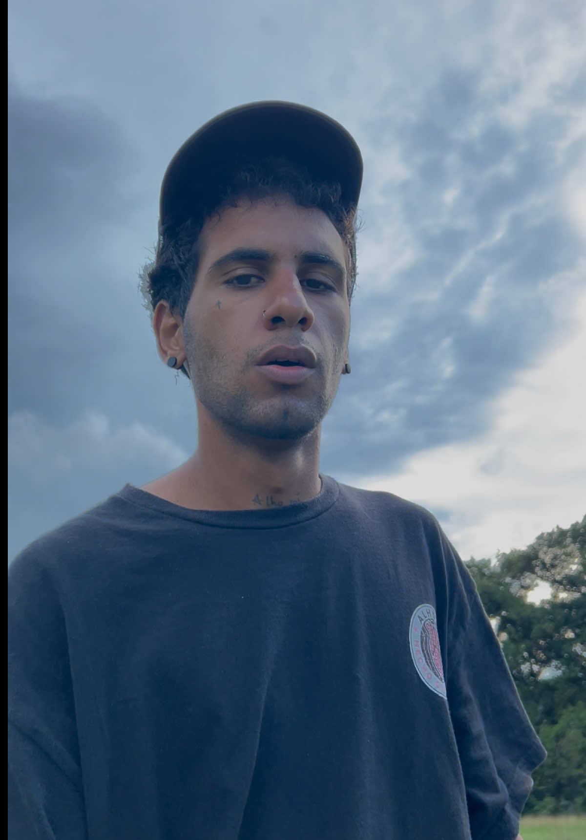 “Nostalgia”. Qué tiempos aquellos… cuando ser feliz era tan sencillo como jugar en la calle y volver a casa con las manos sucias. Nuestros padres cargaban con todo para que a nosotros nunca nos faltara nada.  🫴❤️Canción completa en mi canal de YouTube #alhomi 