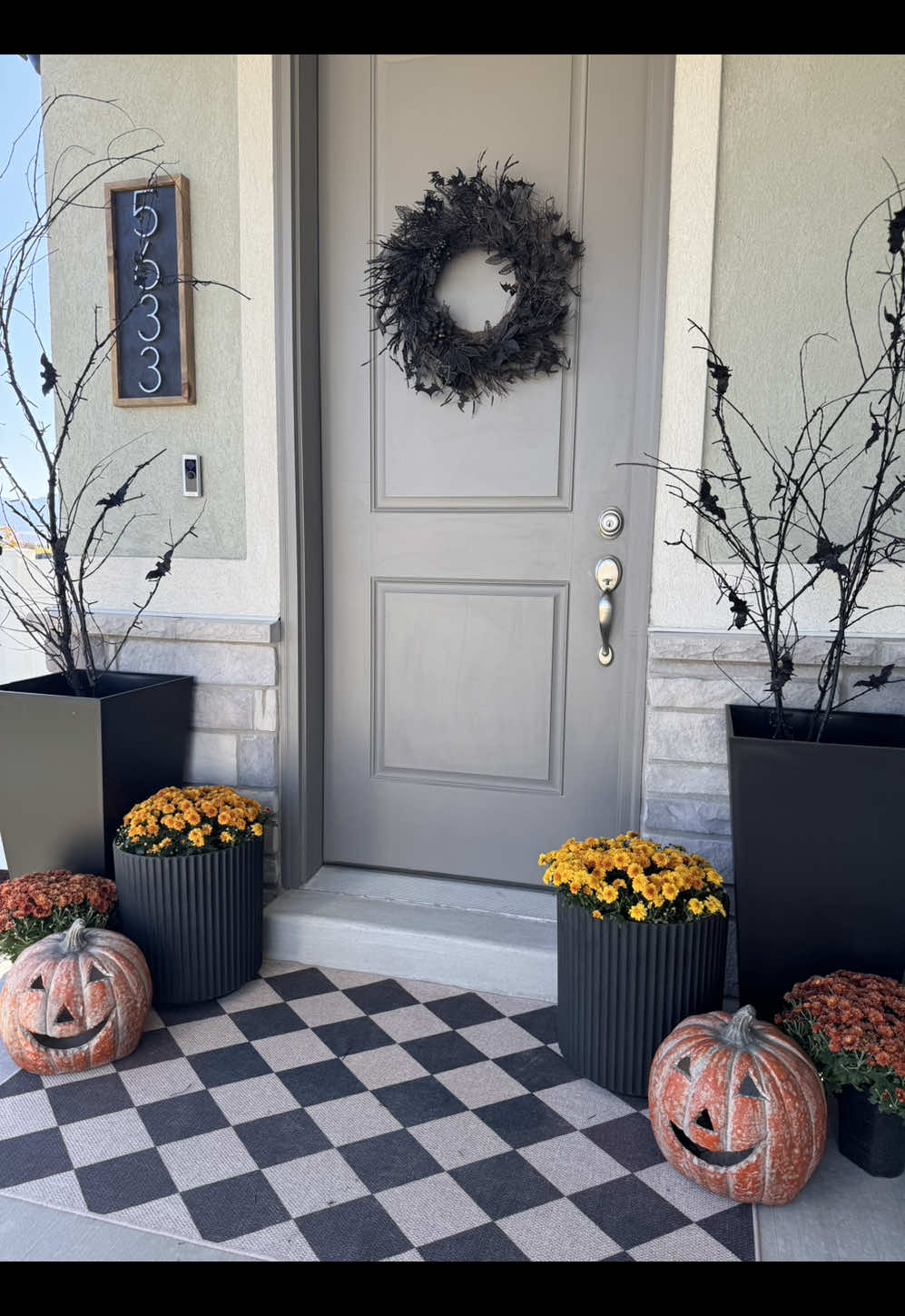 New planters + DIY Batty trees = 🎃🎃🎃 • These planters from @Veradek are so gorgeous and I absolutely love how this all came together. It’s the perfect mix of Fall and Halloween. 🧡 Shop at Veradek.com (free shipping and free returns.) #ad #myveradek #diyhalloweendecor #easydiy #halloweencrafts 