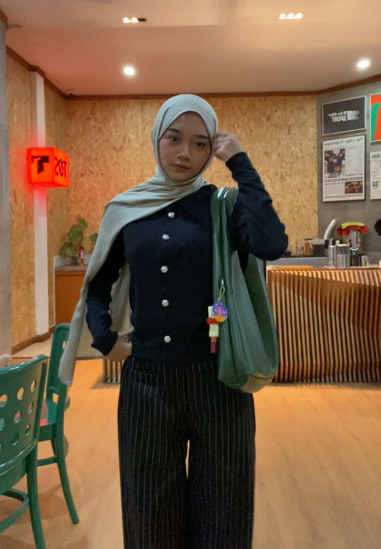 black on black 🖤✨ #ootdhijab #outfitideas #outfitinspo #cardigan #topknit 