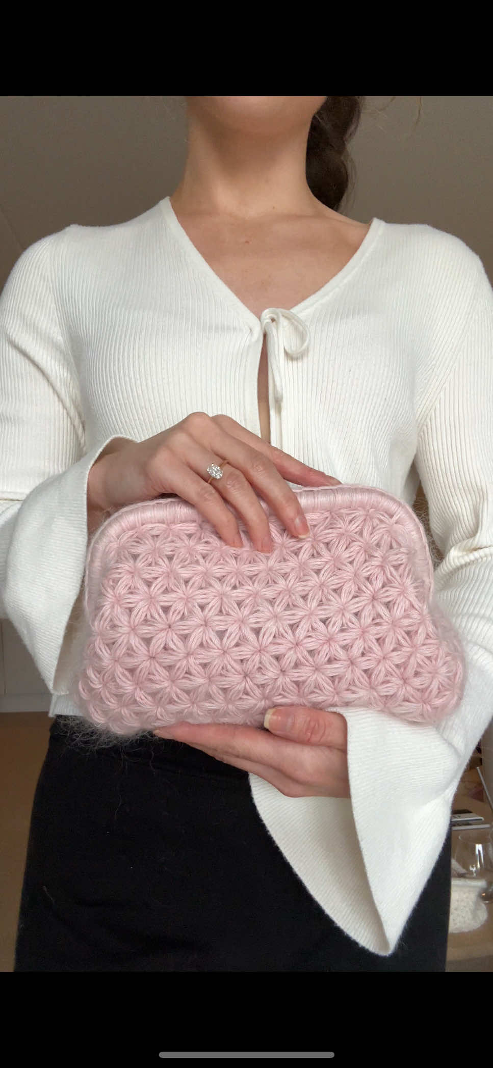 Had to crochet the Daisy Clutch in pink 💗 What do you think? Pattern + step-by-step video at bytama.no (link in bio) ✨ Follow us for more crochet inspo & patterns! #crochet #crochetpattern #crochetclutch #hekle #jasminestitch 