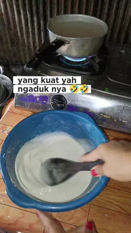 meskipun adonannya sedikit, tenaga tetap harus kuat ngaduk 😭😂