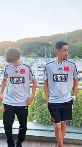 A nova  camisa de aquecimento do Vasco tá na área! Cheia de detalhes, tecnologia e a nossa história. O que acharam dessa novidade? 💪💢 @Vasco da Gama  #vascodagama #crvg #forçajovem #coutinho #f 