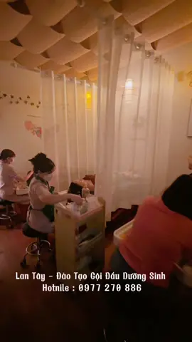 Gội đầu dưỡng sinh là một phương pháp chăm sóc tóc và da đầu truyền thống, kết hợp giữa gội đầu và massage đầu để: - Cải thiện sức khỏe tóc và da đầu - Tăng cường lưu thông máu lên não - Giảm căng thẳng và mệt mỏi - Cải thiện chất lượng giấc ngủ Gội đầu dưỡng sinh thường sử dụng các loại thảo dược tự nhiên và kỹ thuật massage chuyên nghiệp để mang lại nhiều lợi ích cho sức khỏe và vẻ đẹp của tóc.