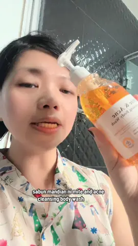 Kalau ibu-ibu y tengok anak selau garu badan, penuh bintik & jerawat🥲mesti korang kesian & risau anak awak! Boleh cuba tukar body wash mandian mereka kepada anti-mute & acne formula. Body wash ni guna herbal formulasi , no alcohol bantu kurangkan inflammation & kurangkan naik jerawat atas body! @Quarxery beauty MY  #quarxery  #quarxerybodywash  #bodywash  #antiacnebodywash  #tiktokshopmallmy 