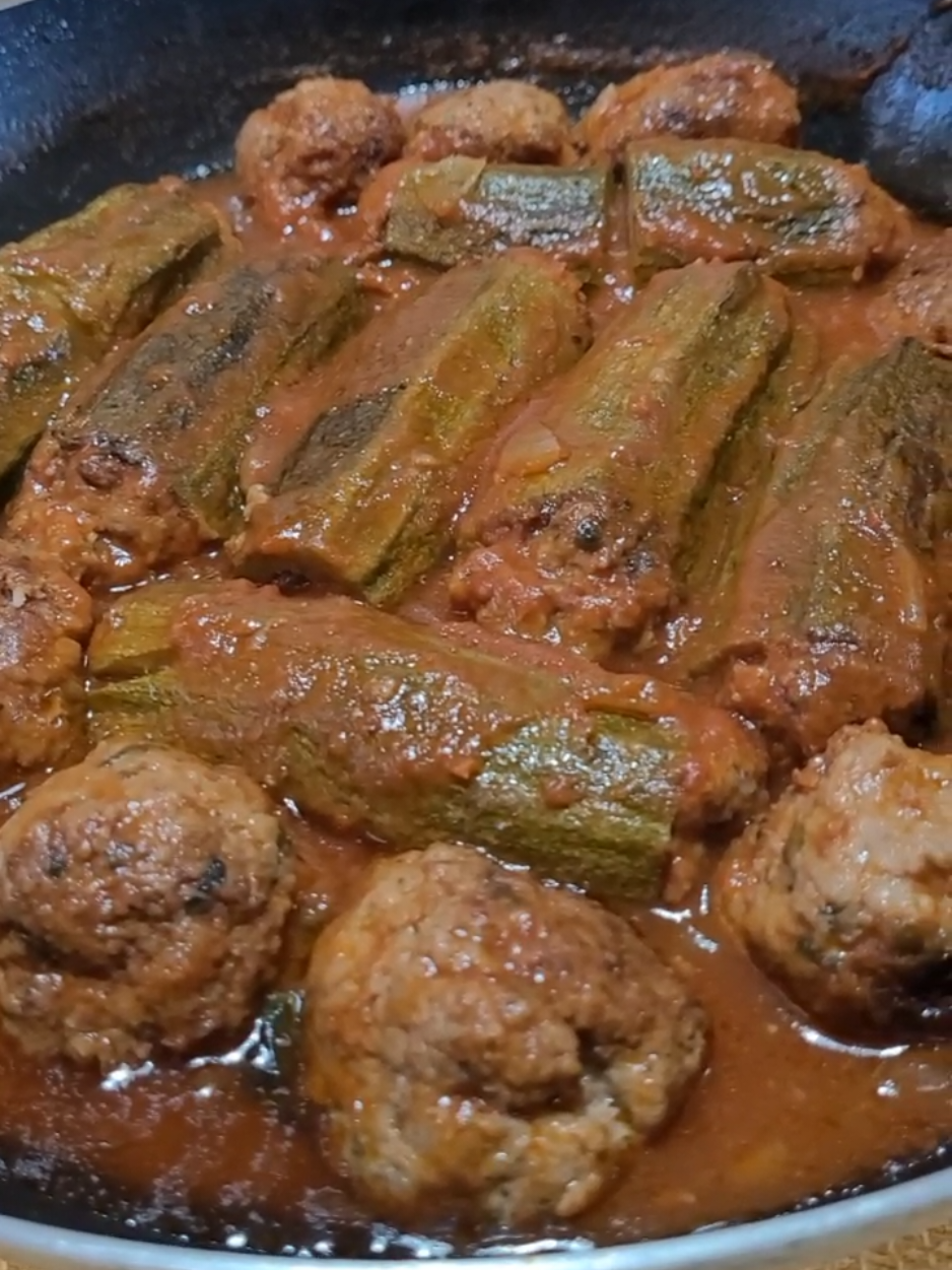 ZUCCHINE RIPIENE E POLPETTE IN PADELLA CON IL SUGHETTO; Il secondo piatto che amo tantissimo e quando lo faccio non posso fare a meno di mangiarci il pane, ma che ve lo dico a fare che squisitezza!! Qui un boccone tira l'altro, non si può davvero resistere!! 😍  Fatemi sapere qui sotto nei commenti 👇 con un'emoji se vi piacciono 😊 e se le farete anche voi 👩🏻‍🍳 🫶 #piattoriccomicificco  Ingredienti 🛒  4 zucchine grandi  400g macinato di vitellone  3 fette di pane ammollato nell'acqua  40g parmigiano  2 uova  1 manciata prezzemolo fresco  1 spicchio di aglio  Mezzo cucchiaino sale  1 cucchiaio di pangrattato + altro a parte  Olio extravergine  1 scalogno piccolo  1 cipolla piccola  1 dito di vino rosso  300ml polpa di pomodoro in bottiglia  Sale  250ml acqua  Basilico fresco  #lacucinadigilda #gildarella #ricettefacili #ricettadelgiorno 