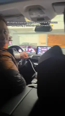 Está fuerte el tráfico decía 😂 ni cuenta nos dimos jajajaja cada salida con mi madre es una historia nueva que contar ! #viraltiktok #mamaehija #trafico #graciosostiktok #tiktoklima 