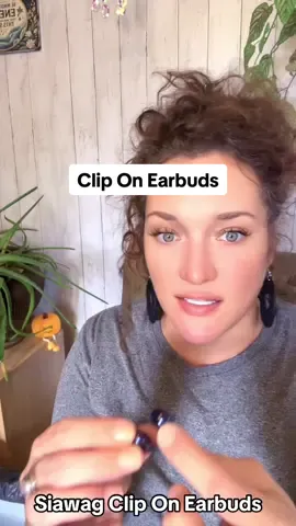 No more loosing EARBUDS with this functional clip on design!! 🚫🙉🚫🎶. #clipon #earbuds #charging #waterproof #giftideas @siawag.earbuds 