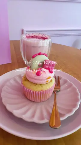 Pick one? Impossible! 😅🩷 #Cupcakes #Thecakeroom #cupcakesoftiktok #PrettyCafe #FoodieTok