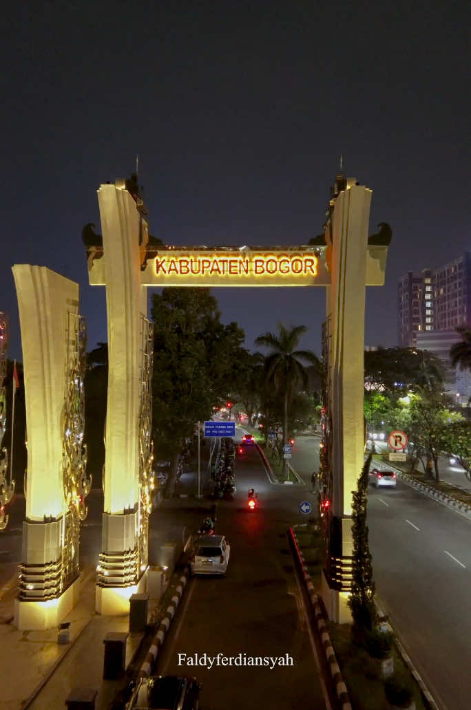 Wajah baru tugu selamat datang Jl. Tegar Beriman Cibinong, Kab.Bogor ⛩️ #bogor #cinematic #dji #drone #fyp 