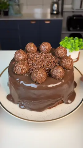 Bolo vulcão de chocolate  Ingredientes  2 ovos  1 xícara de açúcar refinado  1/2 xícara de óleo  200ml de leite  1 e 1/2 xícara de farinha de trigo  1/2 xícara de chocolate em pó 55% 1 pitada de sal  1 colher de sopa de fermento em pó  Calda/cobertura  1 leite condensado  1/2 colher de sopa de manteiga  3 colheres de sopa de chocolate em pó  1 creme de leite  Finalizei com brigadeiro já enrolado e granulado  Forma de 20cm de diâmetro  Assar em forno pré aquecido 180°C, mais ou menos 45 minutos #receitasimples #bolodechocolate #bolovulcao 