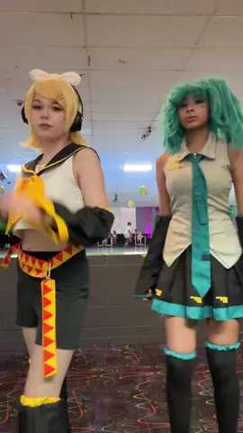 Ignore the dancing it’s hard on roller skates 🫩 #vocaloid #vocaloidcosplay #rinkagamine #kagaminerincosplay #mikuhatsune @🌀📸Selfie Ho of Blackwell @Hayden 🇵🇸🇨🇩🏒 @Cupcakke🔮 