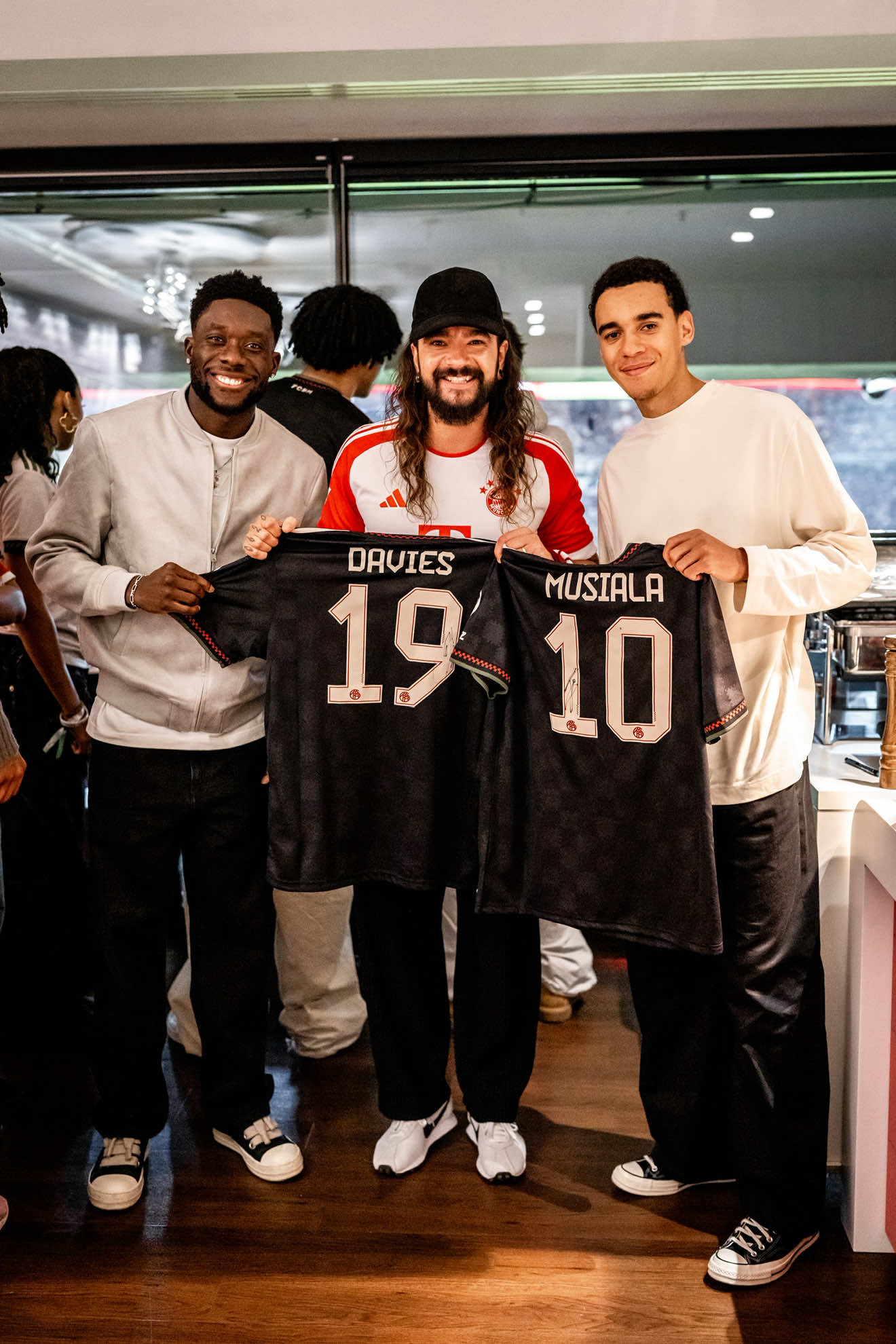 ⚽ 𝑭𝑪 𝑩𝒂𝒚𝒆𝒓𝒏 𝒙 𝑻𝒐𝒌𝒊𝒐 𝑯𝒐𝒕𝒆𝒍 🎶 Special guests in the stadium! So good to see you, Tom! Come back soon! ❤️ We spent the matchday with Tom! 🏟️ Watch the full VLOG on YouTube!