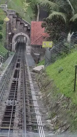 Naik kereta api funikular di Bukit Bendera, Penangmemang pengalaman yang tak sama dengan tempat lain. Laluan ni dah ada sejak tahun 1923, dan sampai hari ni masih jadi tarikan utama kalau mai Penang. Perjalanan ambil lebih kurang 5–10 minit je, tapi sepanjang laluan tu kita boleh rasa suasana hutan hijau, rumah lama kolonial, sampailah nampak panorama bandar George Town dari atas bukit. 📌Harga tiket: Dewasa MyKad: RM16 (Normal) / RM40 (Fast Lane) Kanak-kanak MyKid (4–12 tahun): RM8 (Normal) / RM20 (Fast Lane) Warga emas (60+): RM8 (Normal) / RM8 (Fast Lane) Jadi kalau nak jimat, boleh pilih tiket normal. Kalau nak cepat, elak beratur panjang, boleh terus ambil Fast Lane. Dua-dua pun berbaloi sebab yang pentingnya adalah pengalaman naik turun kereta api ni sendiri.. Kalau mai Penang, rugi kalau tak singgah Bukit Bendera. Tempat wajib lawat sekali seumur hidup...🙂‍↕️ #bukitbendera #PenangHill